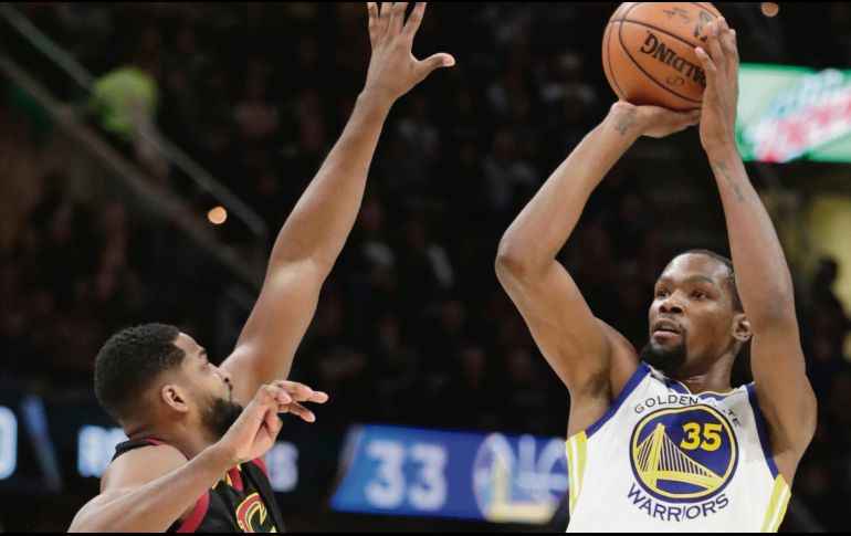 Kevin Durant. La estrella de los Warriors (#35) se despachó con 32 puntos ayer ante los Cavs. AP