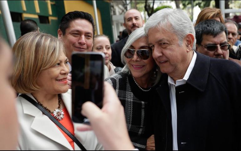 López Obrador destaca que el PRI y el PAN son lo mismo y que no les tiene confianza. SUN / ARCHIVO