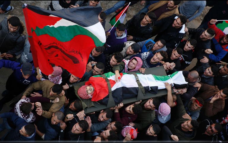 El cuerpo del palestino Ahmad Saleem, muerto en enfrentamientos con el ejército israelí, es trasladado durante su funeral en Jayous, Cisjordania. AP/M. Mohammed