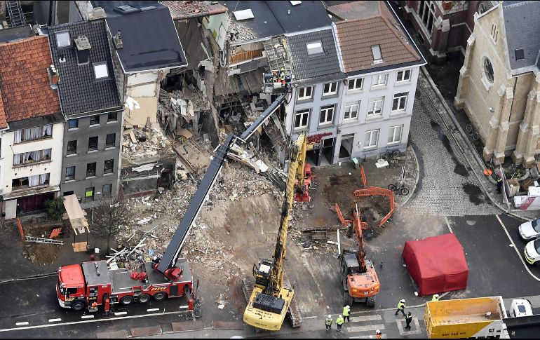Toma aérea de un edificio colapsado en Amberes, Bélgica. Rescatistas hallaron hoy dos cuerpos en el sitio, donde ayer se registró una explosión presuntamente por una fuga de gas. AFP/Belga/E. Lalmand