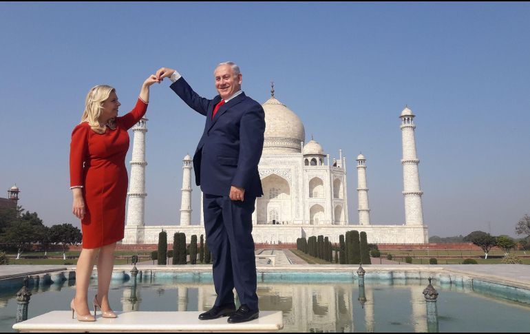 El primer ministro israelí Benjamin Netanyahu y su esposa posan en el icónico Taj Mahal en Agra, India. Netanyahu realiza la primera visita de un primer ministro israelí a este país en 15 años. AFP