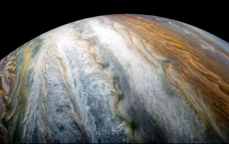 La misión capturó los remolinos de cinturones de nubes coloridas que dominan el hemisferio sur de Júpiter. TWITTER/@NASAJuno