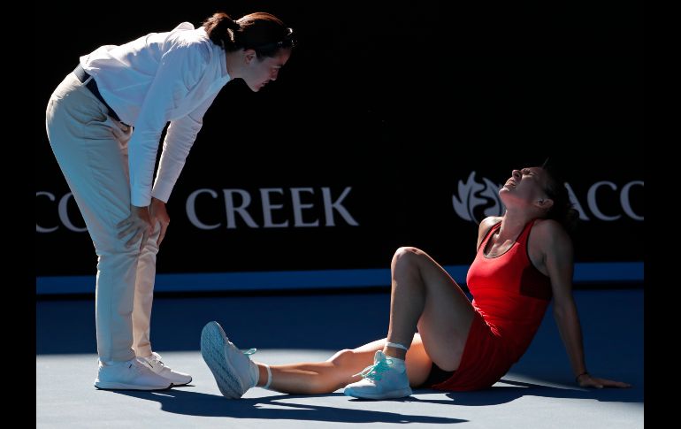 La tenista rumana Simona Halep reacciona tras lastimarse el tobillo durante un juego del Abierto Australiano en Melbourne. AP/V. Thian