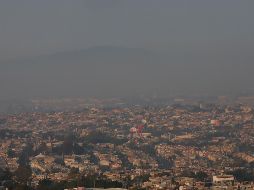 Se recomienda a la población evitar las actividades al aire libre, utilizar cubrebocas. EL INFORMADOR/ ARCHIVO