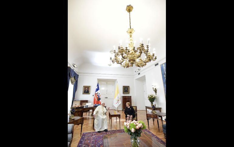Tras el discurso en la sede del Ejecutivo, la Casa de la Moneda, se reunió en privado con la presidenta Michelle Bachelet. AFP/Osservatore Romano