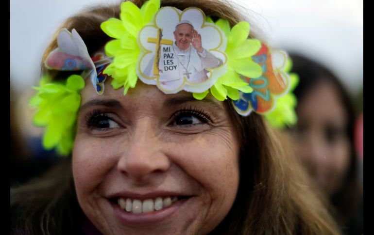 Una peregrina aguarda para la misa masiva del Papa Francisco en Santiago, Chile.