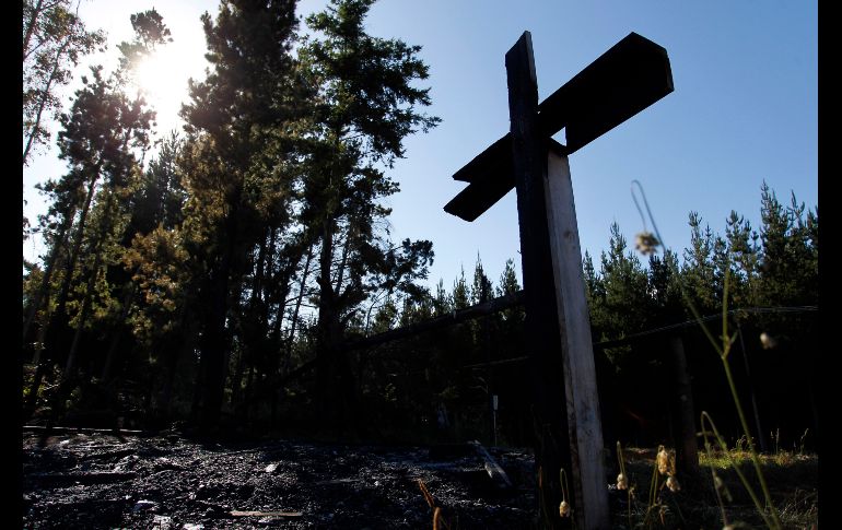 Una cruz calcinada entre escombros tras un ataque incendiario a una capilla católica en  Cunco. Tres iglesias fueron incendiadas este martes en Chile .