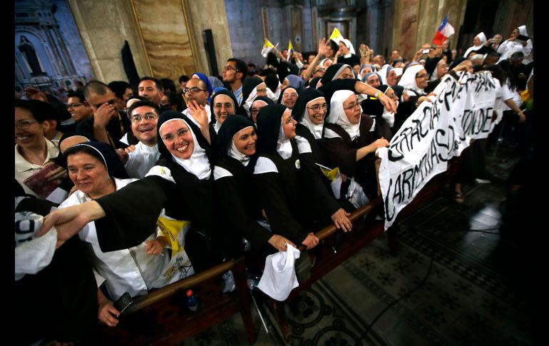 Religiosas reaccionan a la llegada del pontífice a la catedral de Santiago.