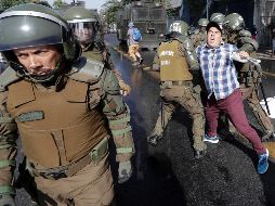 Policías arrestan a un manifestante en Santiago. AP/V. Caivano
