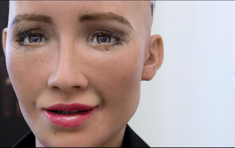 El robot humanoide Sophia tiene cámaras en sus ojos y un sensor 3D en su pecho la ayudan a “ver”.