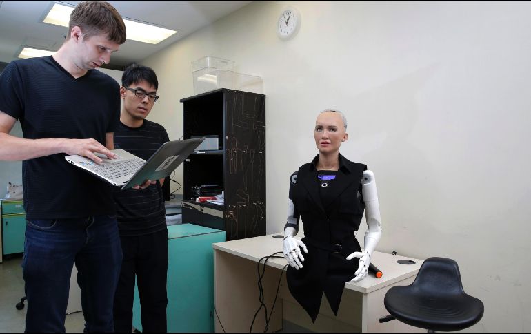 Un equipo de científicos e ingenieros trabaja en Hanson Robotics para mejorar su apariencia y algoritmos.