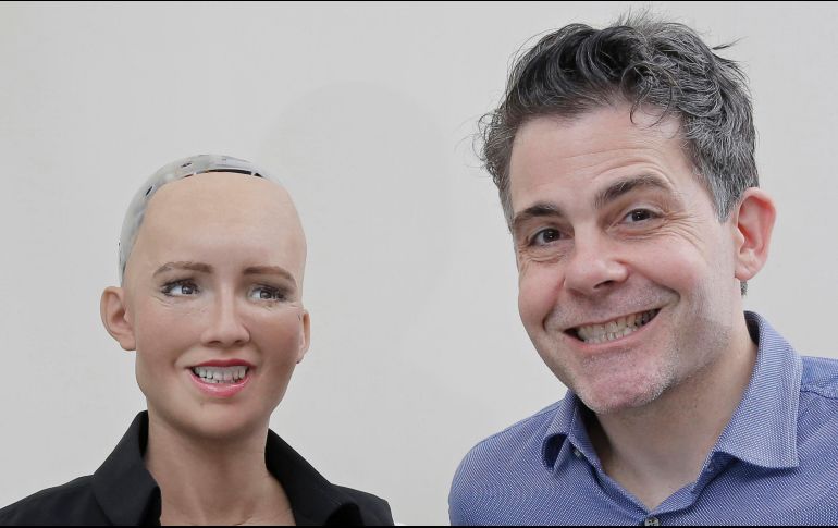 David Hanson junto a su creación. El robot puede pestañear, sonreír y hacer bromas. AP/K. Cheung