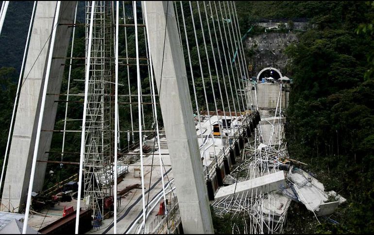 El viaducto en construcción en la ciudad colombiana Chirajara. El tramo se desplomó la víspera y causó la muerte de nueve trabajadores de la obra y heridas a otros ocho. EFE