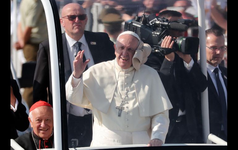 Una gorra lanzada desde el público impacta en la cara del Papa Francisco mientras saluda a su llegada para una misa multitudinaria en el Parque O'Higgins, en Santiago, Chile. EFE/M. Ruiz