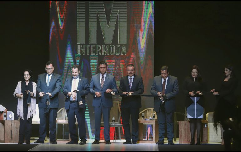 Corte de listón. En medio, Cuauhtémoc Rivas, nuevo presidente de Intermoda, junto con directivos de la industria de la moda, inauguró el evento. EL INFORMADOR/F. Atilano