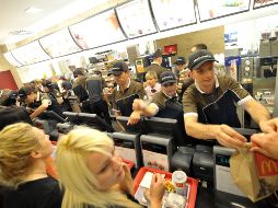 Bolsas, vasos de refrescos y cajas para hamburguesas será más ecológicos. AFP/Archivo