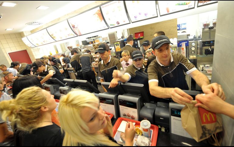 Bolsas, vasos de refrescos y cajas para hamburguesas será más ecológicos. AFP/Archivo