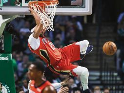 Encendido. Anthony Davis, de los Pelicans, clava el balón para sumar dos de los 45 puntos que consiguió ayer ante los Celtics. AP