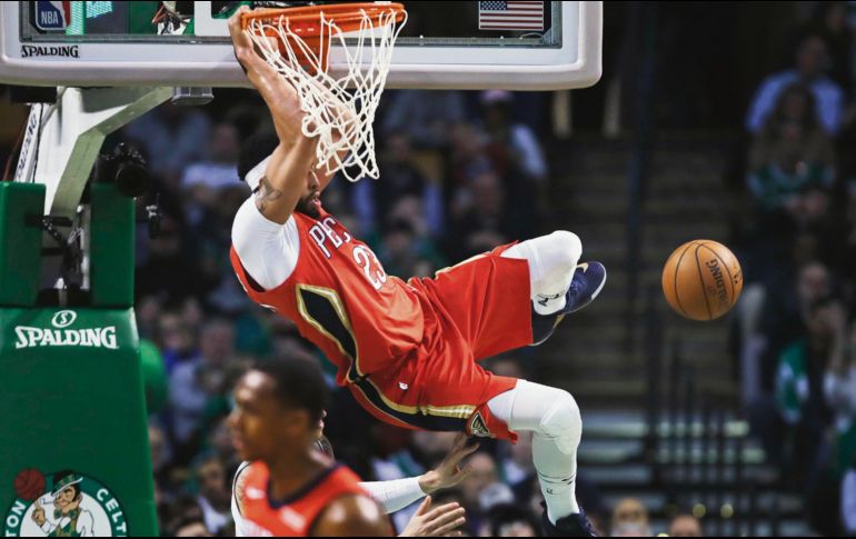 Encendido. Anthony Davis, de los Pelicans, clava el balón para sumar dos de los 45 puntos que consiguió ayer ante los Celtics. AP