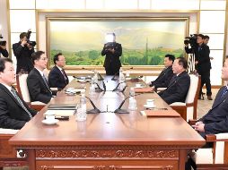 El delegado jefe de Corea del Norte, Jon Jong-su (2d), durante una reunión con el delegado jefe de Corea del Sur y viceministro de unificación Chun Hae-sung (2i), en Panmunjom. EFE/Ministerio de Unificación de Corea del Sur