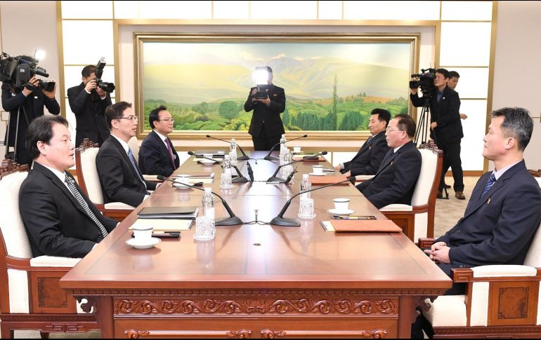 El delegado jefe de Corea del Norte, Jon Jong-su (2d), durante una reunión con el delegado jefe de Corea del Sur y viceministro de unificación Chun Hae-sung (2i), en Panmunjom. EFE/Ministerio de Unificación de Corea del Sur