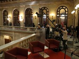 Diferentes cadenas de television instalan sus equipos para la cobertura informativa en el Parlamento de Cataluña. EFE/T. Albir
