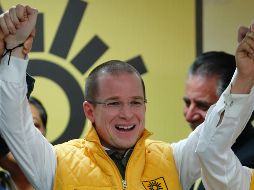 Lozano critica a Anaya por haberse puesto ayer un chaleco amarillo luego de que el PRD lo avalara como su precandidato. EFE / J. Méndez