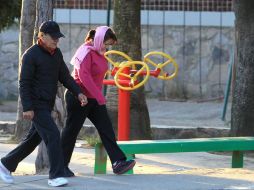 La caminata es un ejercicio aeróbico sencillo que también contribuye a disminuir la presión arterial y la frecuencia cardíaca, además de que ayuda a bajar de peso y a mejorar la calidad de vida. EL INFORMADOR / ARCHIVO
