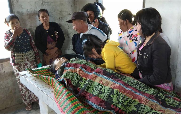 Personas reaccionan ante el cuerpo de uno de los siete budistas de la etnia rakáin que resultaron muertos por disparos de la Policía para sofocar una manifestación ayer en el suroeste de Birmania. AFP/Development Media Group