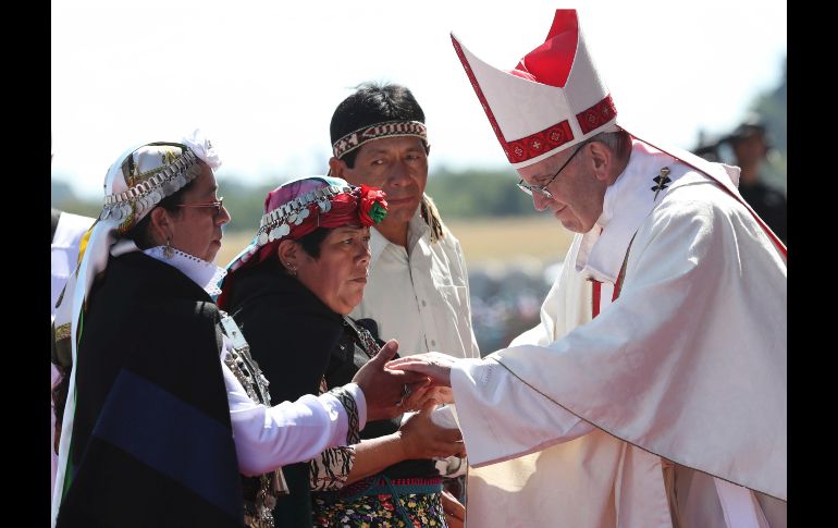 El Papa Francisco saluda a mapuches en la misa realizada en la base aérea Maquehue en Temuco, en el marco de su visita a Chile. AP/A. Tarantino