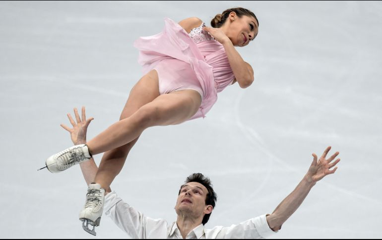 Los franceses Lola Esbrat y Andrei Novoselov compiten en el programa corto de parejas en el campeonato europeo de patinaje artístico en Moscú, Rusia. AFP/Y. Kadobnov