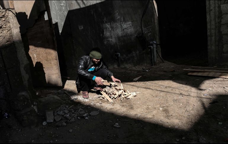 Un hombre corta leña en el campamento de refugiados de Rafah, en Territorios Palestinos. Estados Unidos decidió ayer bloquear más de la mitad de los fondos que tenía previstos para la agencia de Naciones Unidas para los refugiados palestinos. AFP/S. Khatib