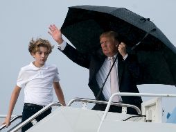Esto sucedió cuando la familia dejaba Mar-a-Lago este lunes durante un aguacero. AP / A. Harnik