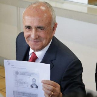 Pedro Ferriz interpone denuncia ante INE por credenciales falsas