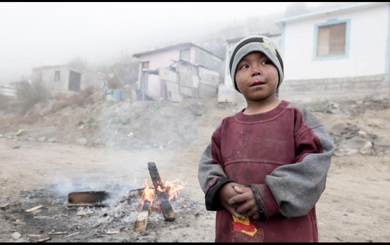 Un niño de un asentamiento irregular de la periferia de Saltillo posa junto a una fogata. En la zona se registraron temperaturas de menos cinco grados. EFE/M. Sierra