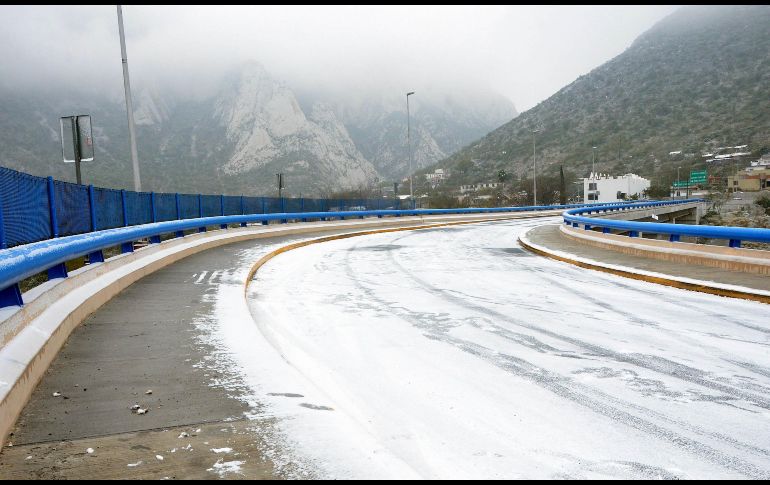 En Monterrey, Nuevo León se registró congelamiento en la carpeta asfáltica, por lo que se cerró la circulación en varias vías. SUN