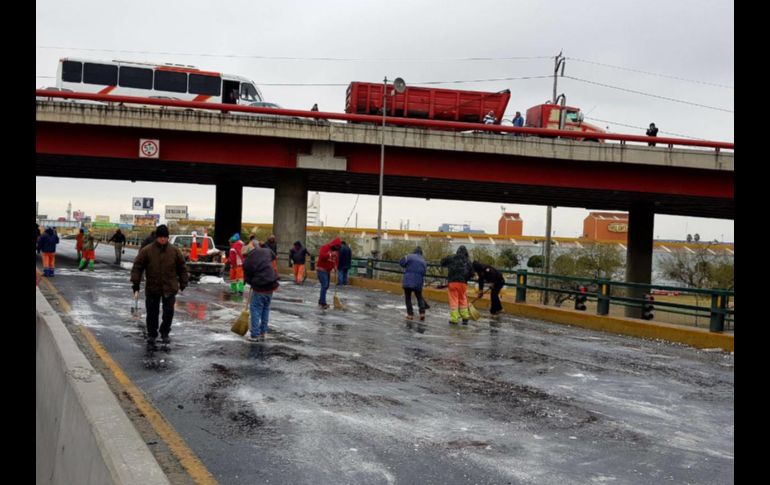 Brigadistas de Protección Civil estatal y de Servicios Públicos de Monterrey procedieron a quitar el hielo del pavimento. Se registró una carambola de 20 vehículos en el cruce de las avenidas Fidel Velázquez y Bernardo Reyes. NTX/ESPECIAL