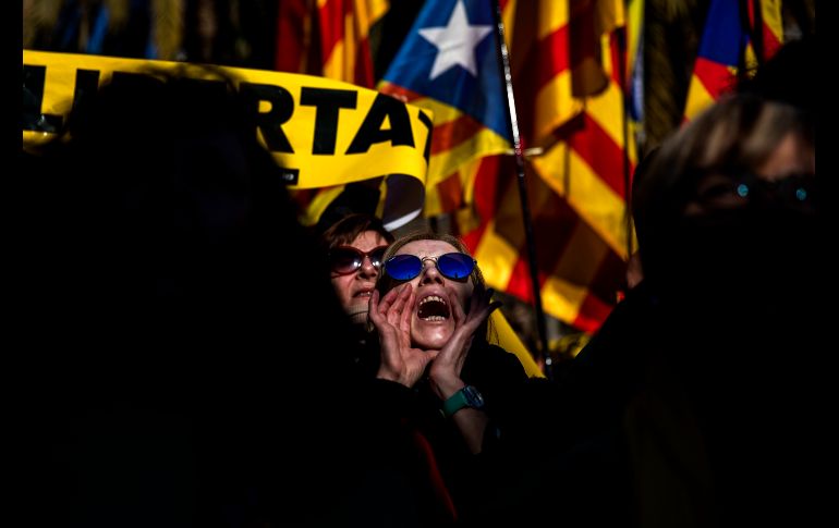 Personas afuera del parlamento en Barcelona, España, piden la liberación de líderes separatistas. El nuevo parlamento catalán se reunió por primera vez tras las elecciones de diciembre y eligió un presidente secesionista: Roger Torrent. AP/E. Morenatti
