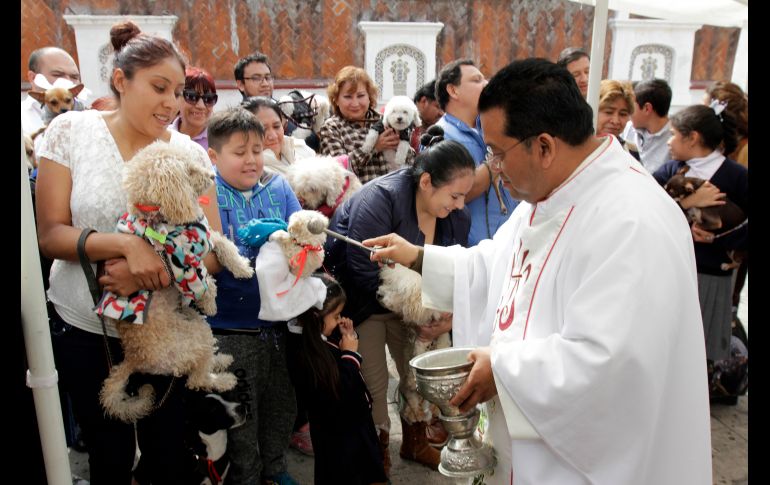 Cada año, cientos de personas acuden a la Iglesia de San Antonio Abad en Puebla.