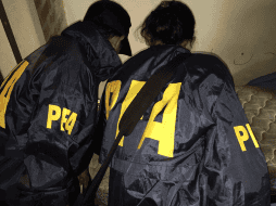 Las fuerzas de seguridad comprobaron que el hombre todavía tenía los puñales clavados en su espalda, por lo que lo trasladaron a un hospital. TWITTER/ @PFAOficial