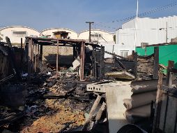 Según vecinos del lugar, el incendio habría sido ocasionado por uno de los moradores que se encontraba quemando un sillón. EL INFORMADOR / R. Bobadilla