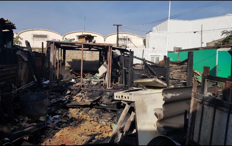 Según vecinos del lugar, el incendio habría sido ocasionado por uno de los moradores que se encontraba quemando un sillón. EL INFORMADOR / R. Bobadilla