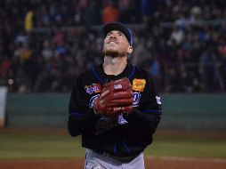 Eliminados. El abridor de Charros, Tyler Alexander (frente), se lamenta después de que la novena de Navojoa le diera la vuelta a la pizarra. ESPECIAL/@charrosjalisco