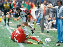 6 de junio de 1999. Salvador Carmona se barre a Juan Pablo Rodríguez justo frente a Ricardo La Volpe, entonces DT de los rojinegros. MEXSPORT