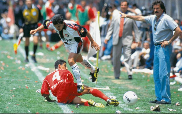6 de junio de 1999. Salvador Carmona se barre a Juan Pablo Rodríguez justo frente a Ricardo La Volpe, entonces DT de los rojinegros. MEXSPORT