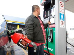 El litro de Magna le cuesta a los tapatíos 17.27 pesos; la Premium, 19.04, y el Diésel, 17.96. EL INFORMADOR/Archivo