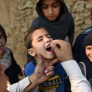 Matan a tiros a dos vacunadoras de polio en Pakistán