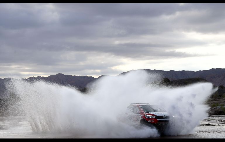 El Toyota con el piloto Giniel De Villiers y el copiloto Dirk Von Zitzewitz participa en la duodécima etapa del Rally Dakar entre Chilecito y San Juan, en Argentina. AFP/F. Fife