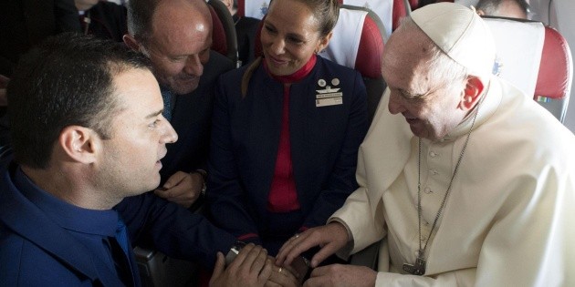 Amor en el aire: Papa casa a pareja en pleno vuelo