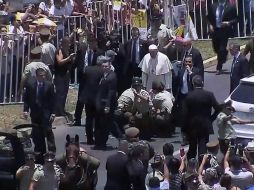 Es el propio Papa quien pide al chofer del vehículo que se detuviera para conocer el estado de salud de la funcionaria policial. AFP